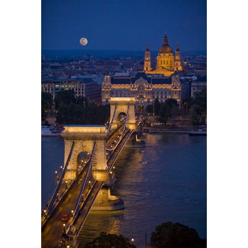 Zuckerman, Jim 아티스트의 Hungary, Budapest Chain Bridge lit at night 작품